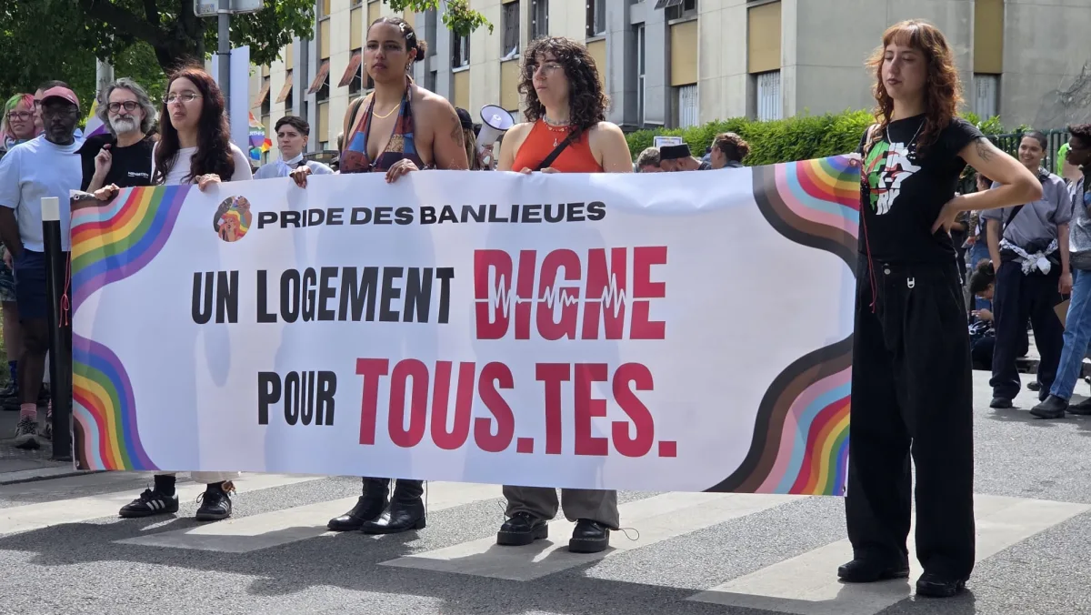 Banderole « Un logement digne pour tous·tes » portée lors de la Pride des Banlieues