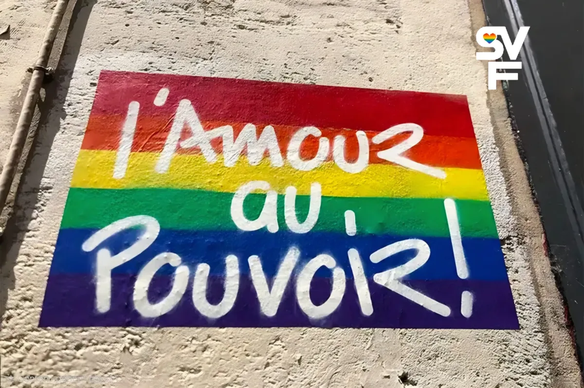 Fresque arc-en-ciel « L'amour au pouvoir ! » peinte sur un mur