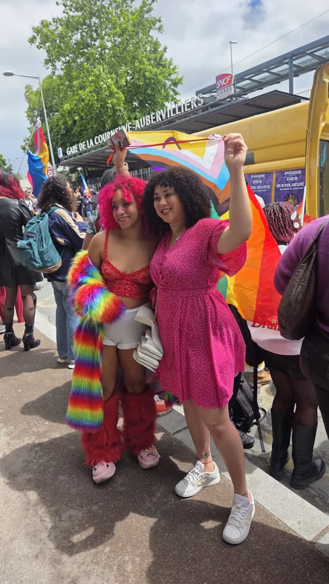 Deux participantes à la Pride des Banlieues devant la gare de La Courneuve-Aubervilliers