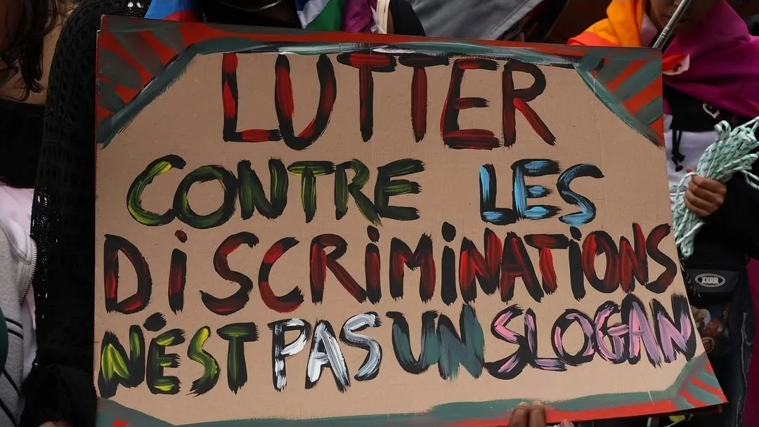Pancarte « Lutter contre les discriminations n'est pas un slogan »
